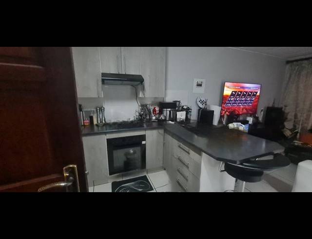 2 BEDROOM APARTMENT FOR SALE IN HEUWELSIG ESTATE